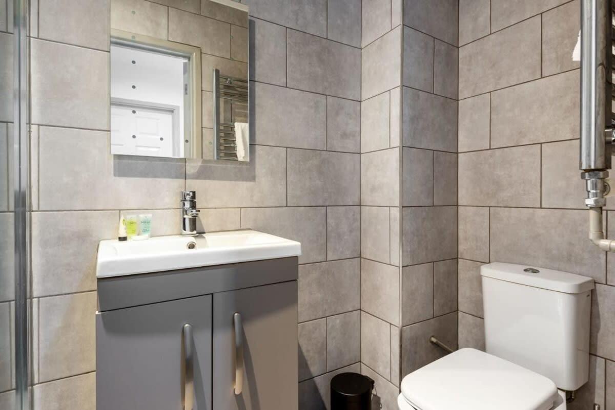 Modern 1 Bed Budget Apartment In Central Halifax Kültér fotó